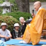 朝日新聞は、仏教僧の視点で日本を見ている